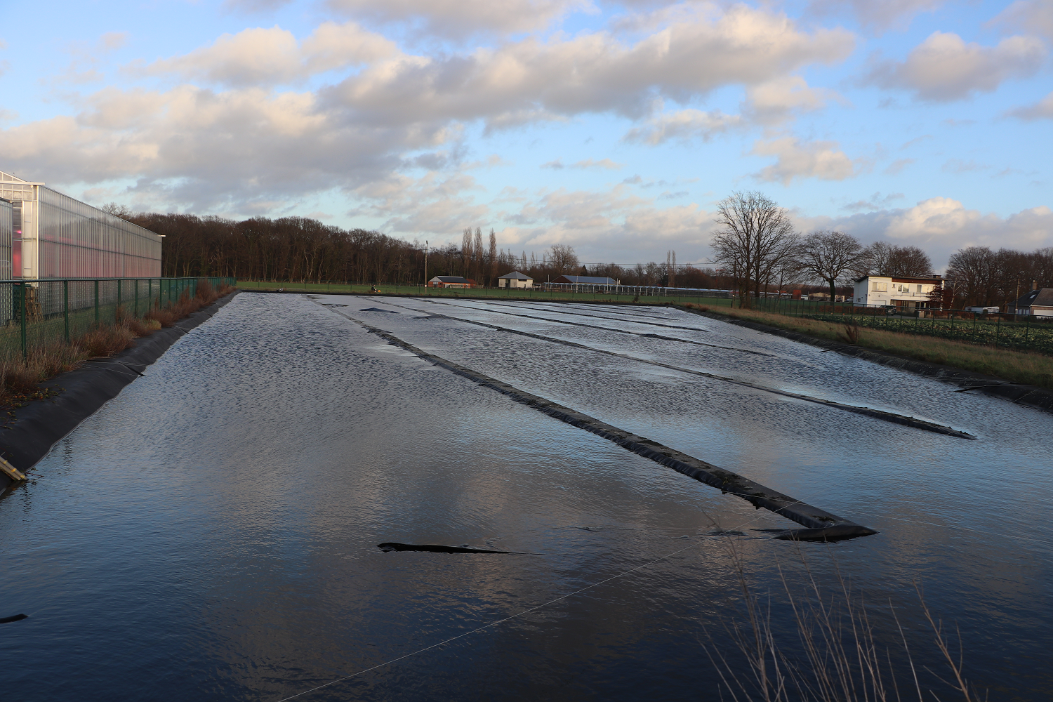 Waterbassin met zeil - foto IDC