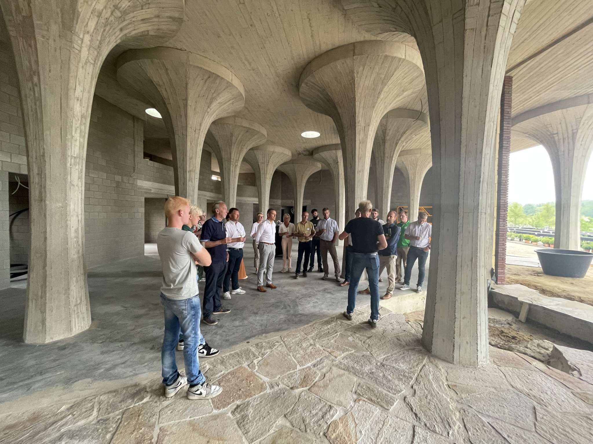 Presidiumuitstap 2023 met voorzitter Lode en onvoorzitter Lut - bedrijf Houtmeyers - foto Miet Poppe