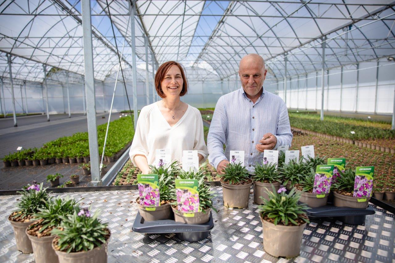Griet en Carl achter een tafel met planten