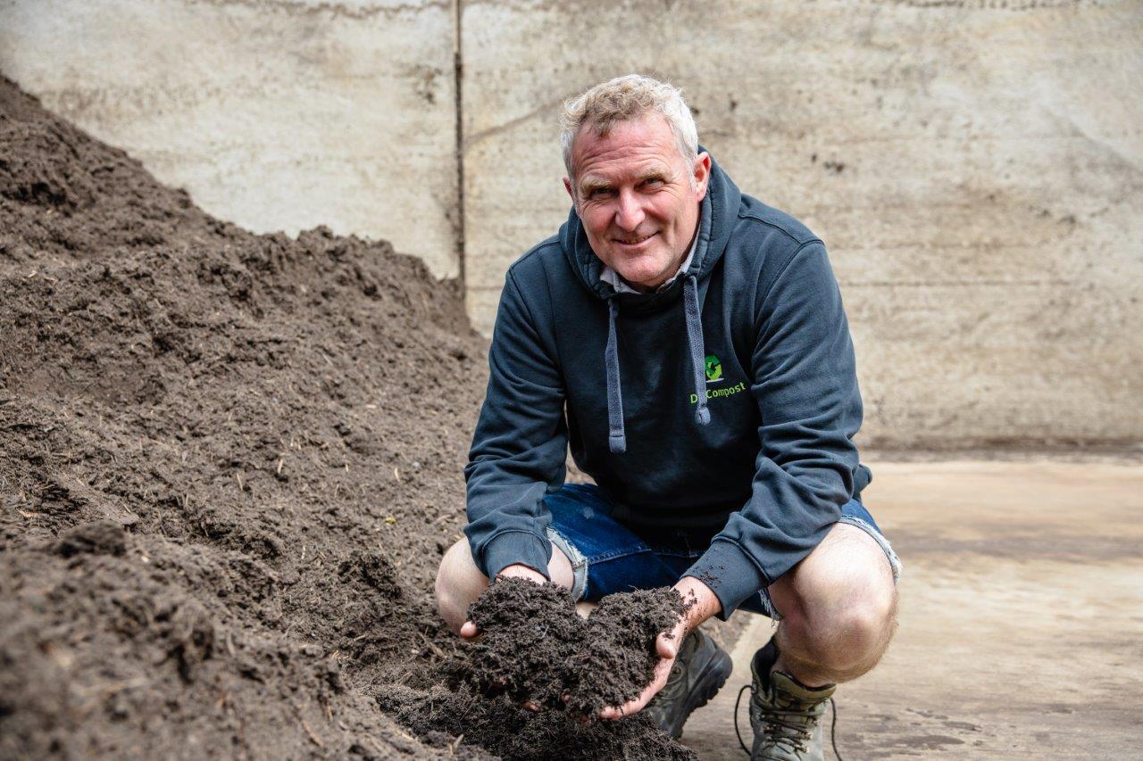 Didier bij een hoop compost