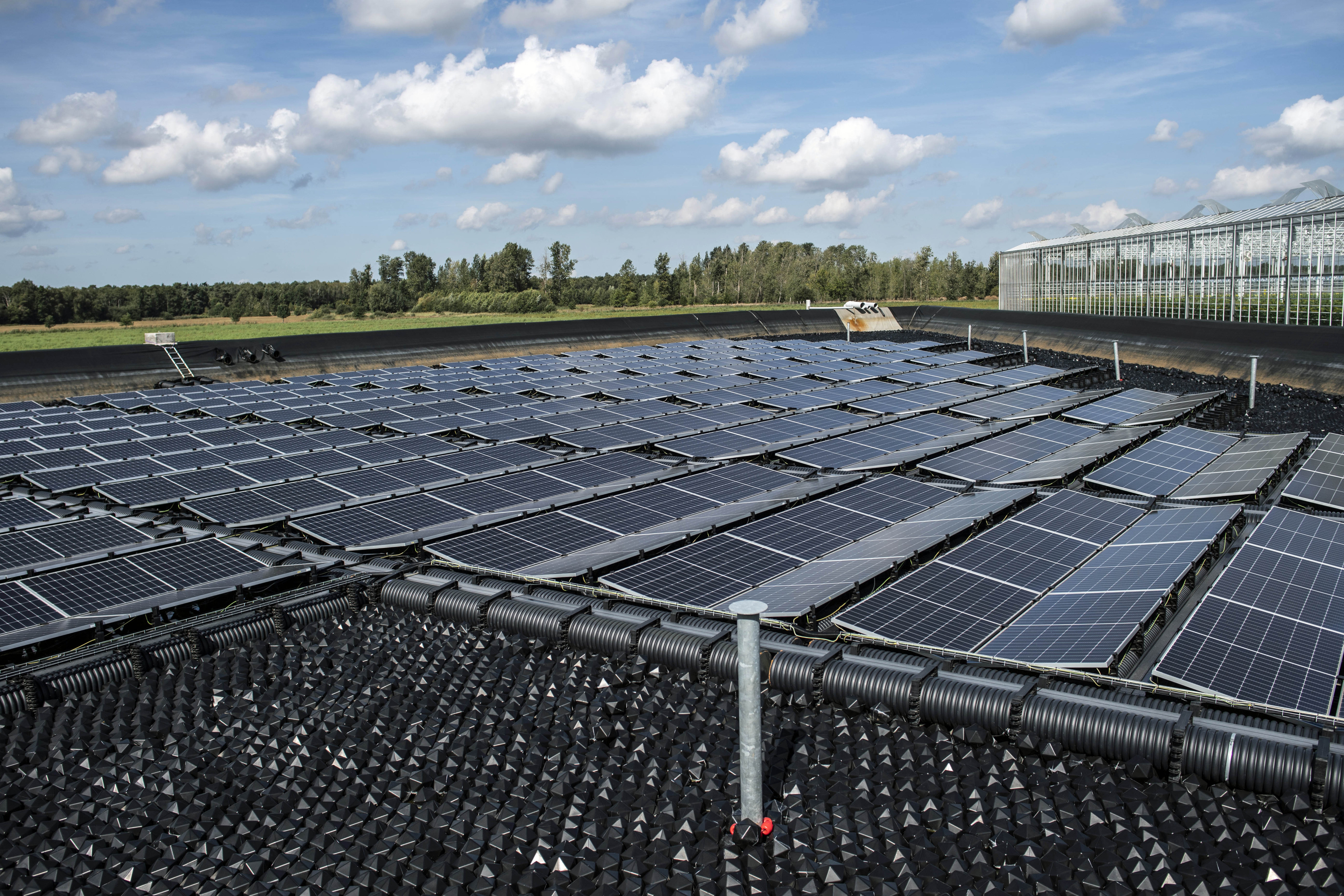 zonnepanelen geïnstalleerd op pontons in een waterreservoir