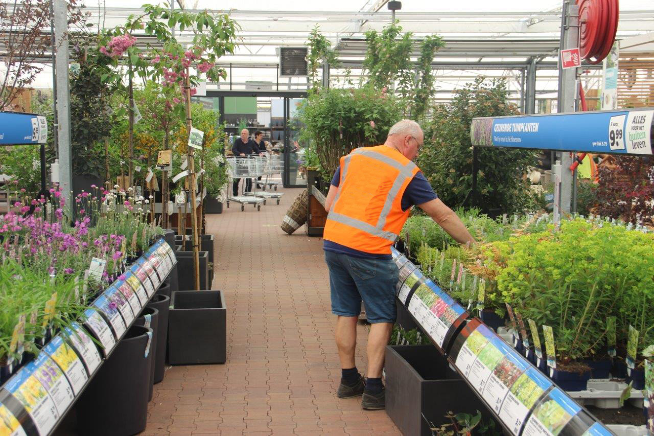 medewerker in tuincentrum