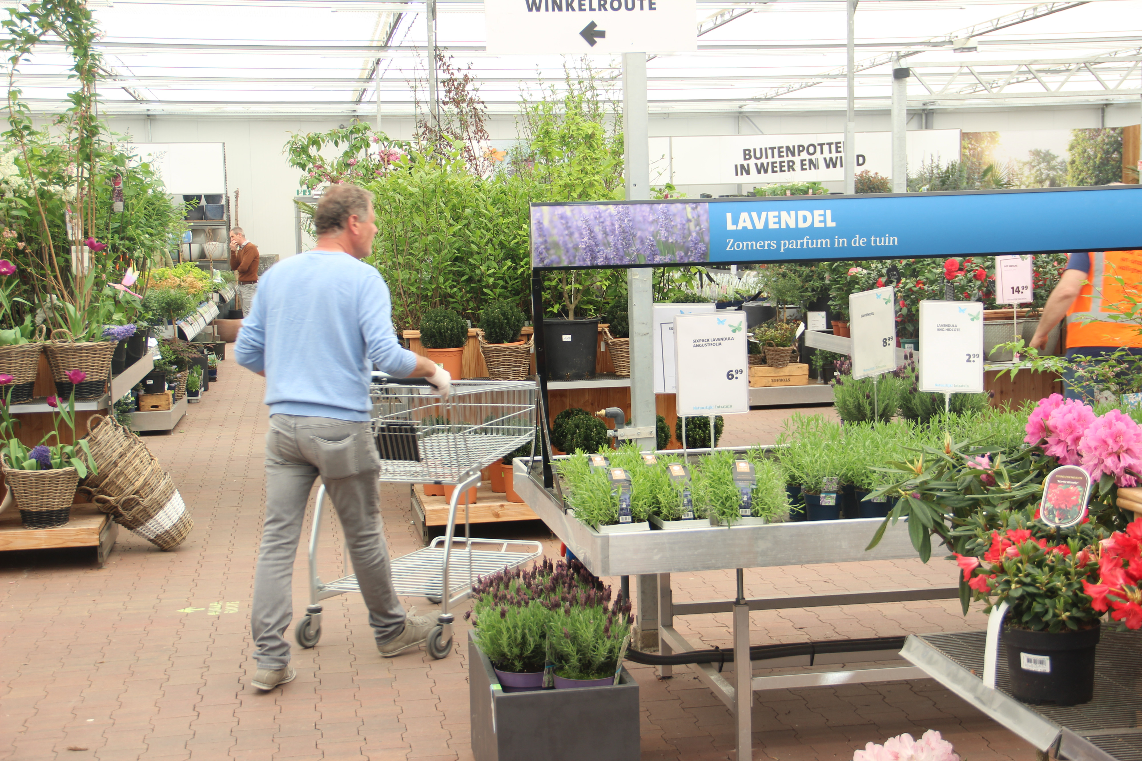 klant in tuincentrum