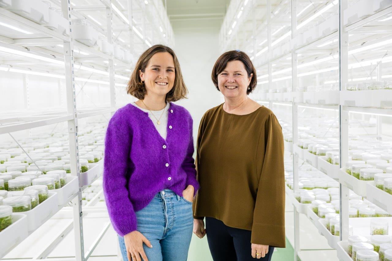 Luka Snels en Chantal Quirynen in de klimaatruimte van het labo
