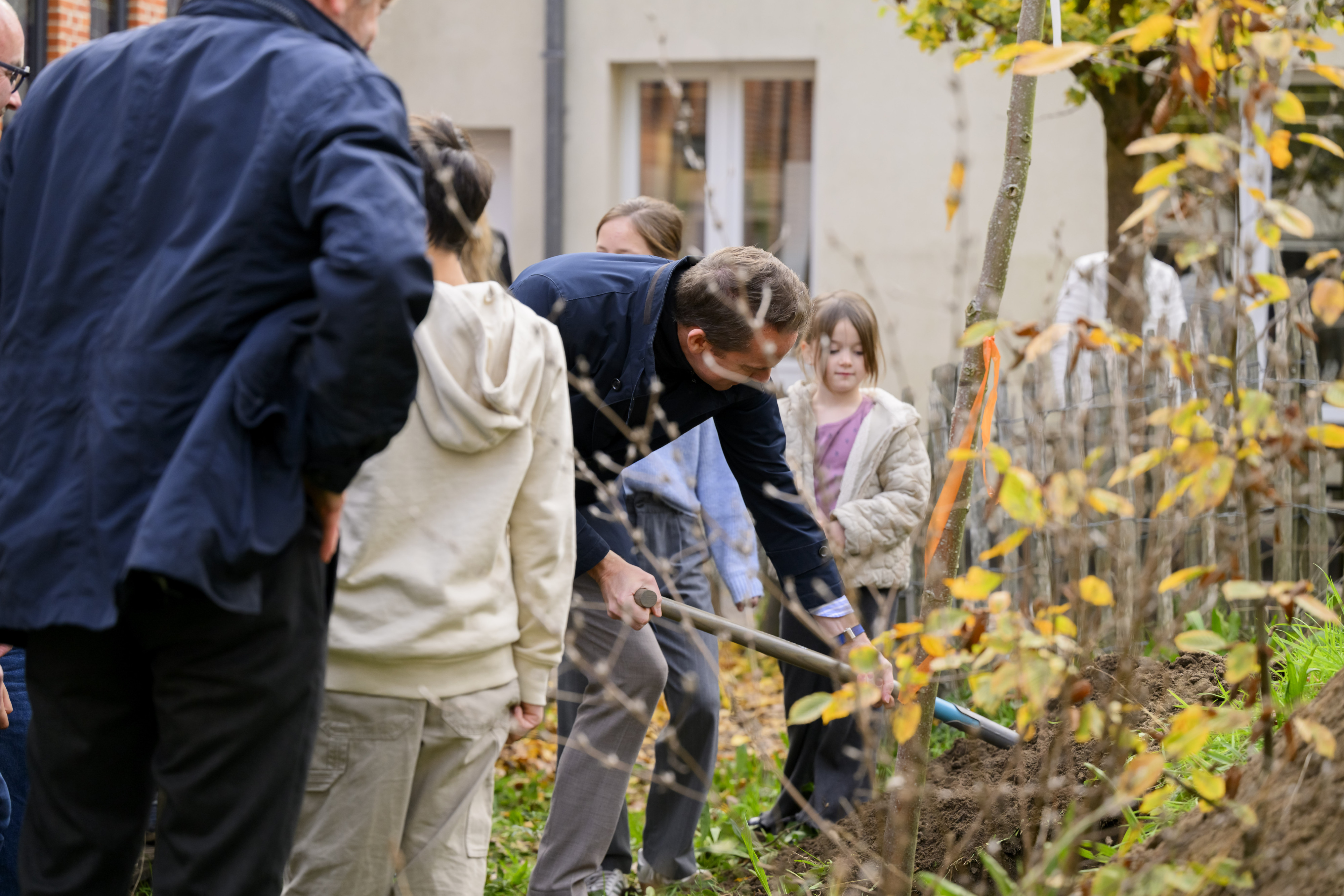 minister Brouns plant een boom