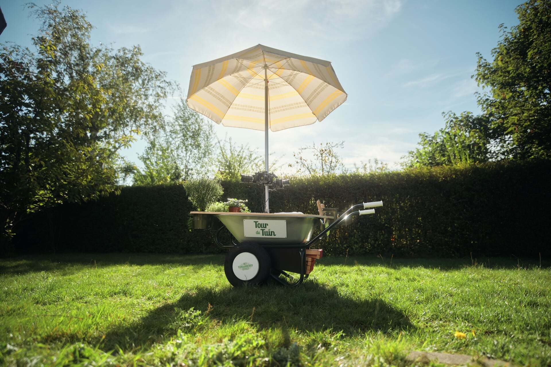 kruiwagen onder parasol