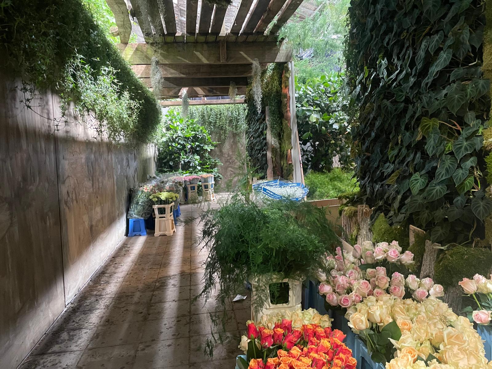bloemen in de gang