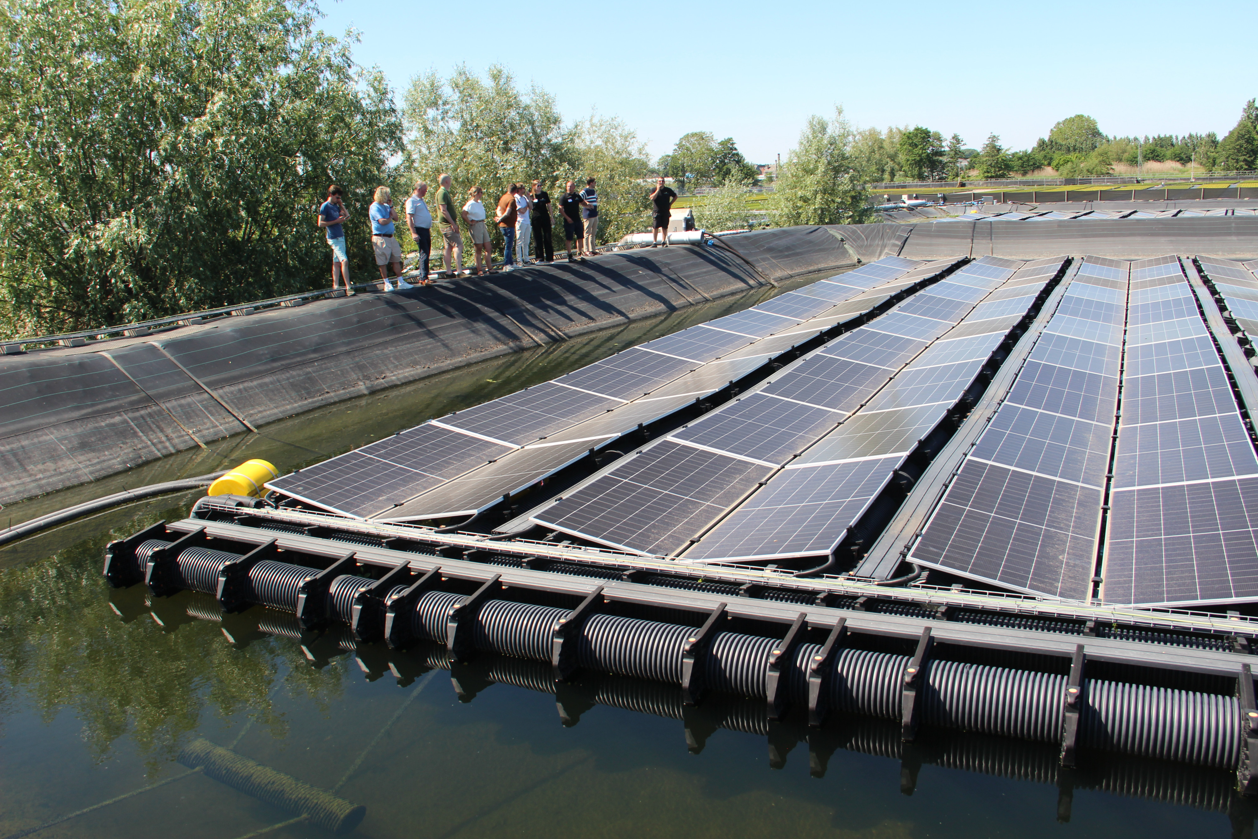 pv-panelen op waterbassin