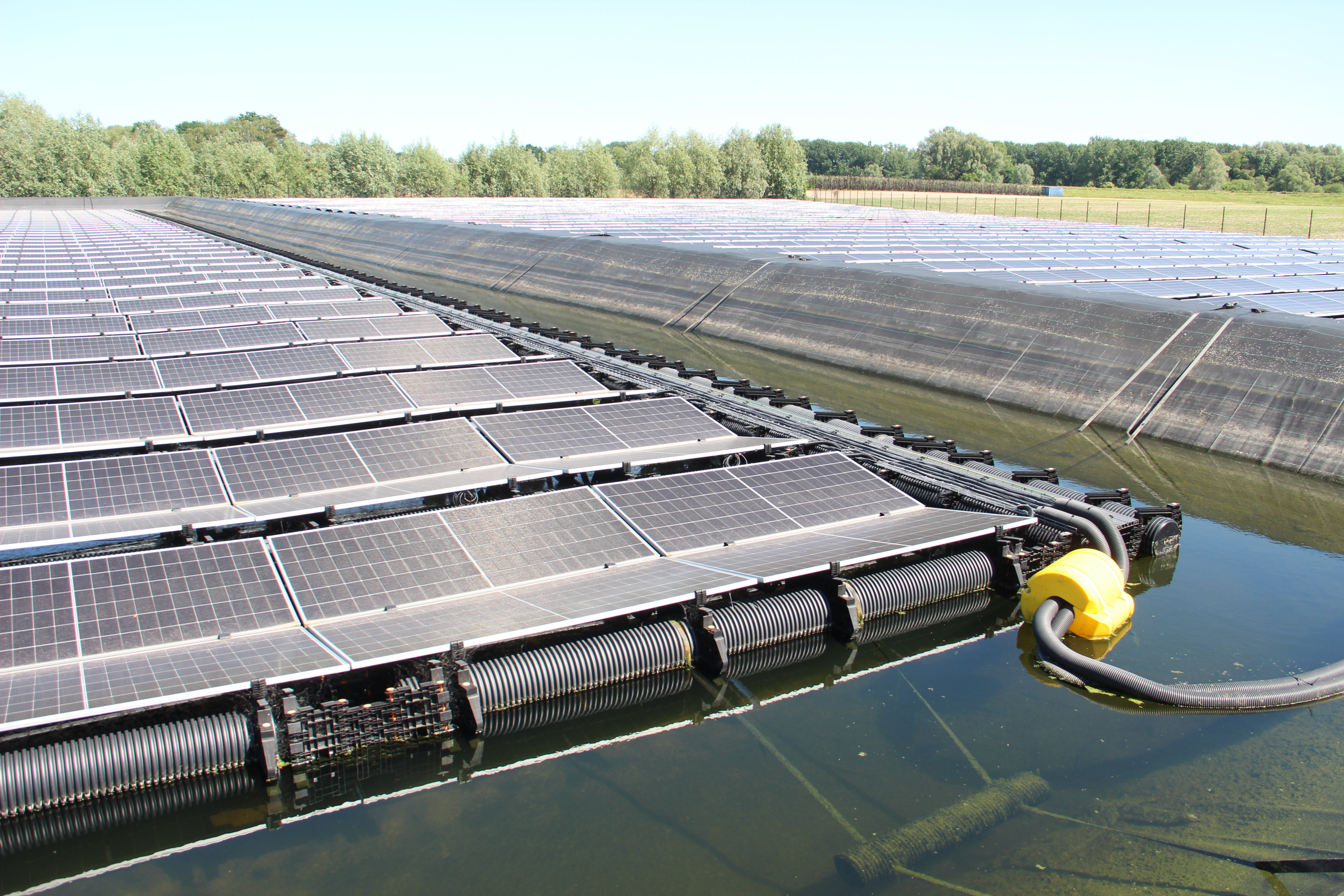 pv-panelen op waterbassin