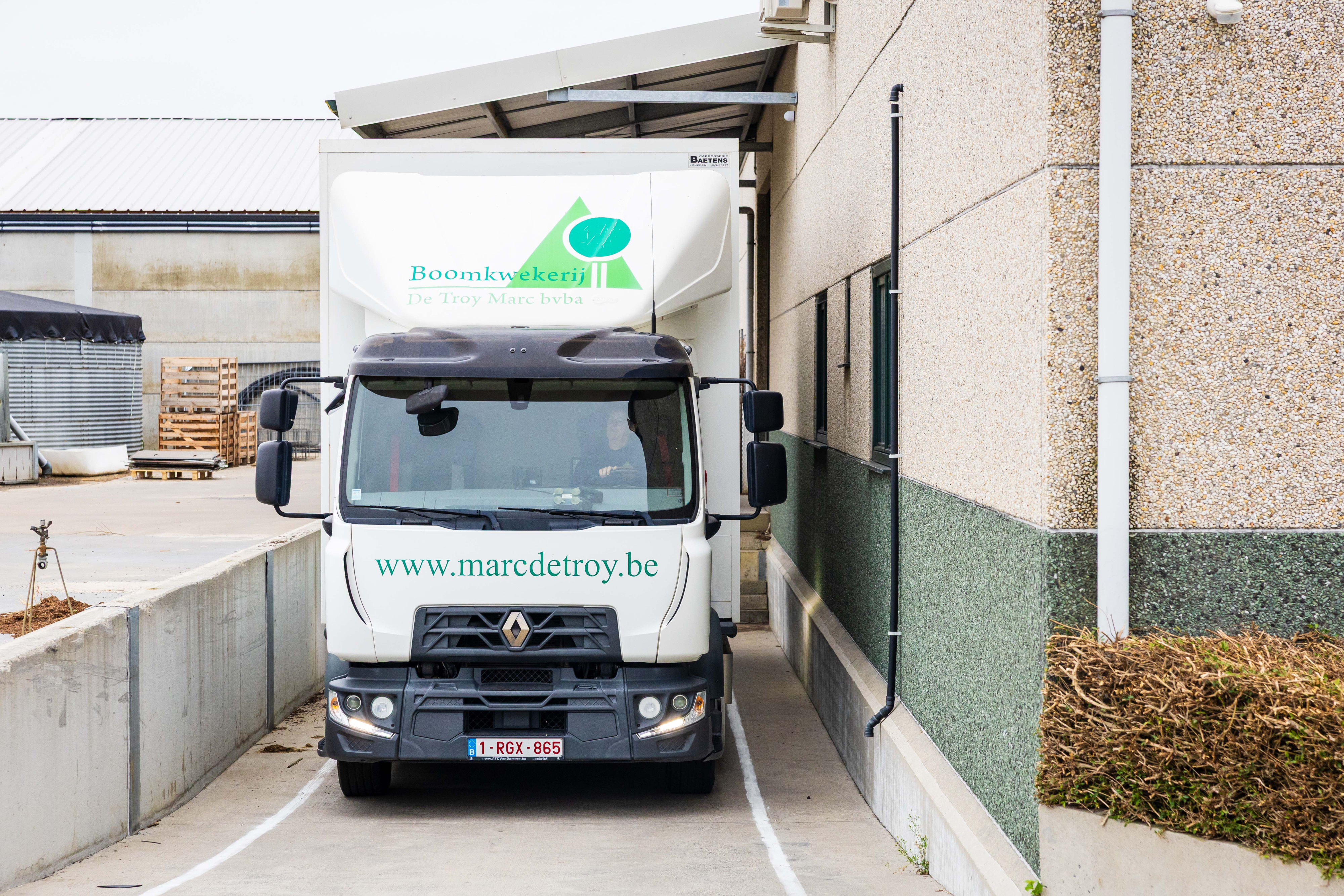 vrachtwagen aan laaddock