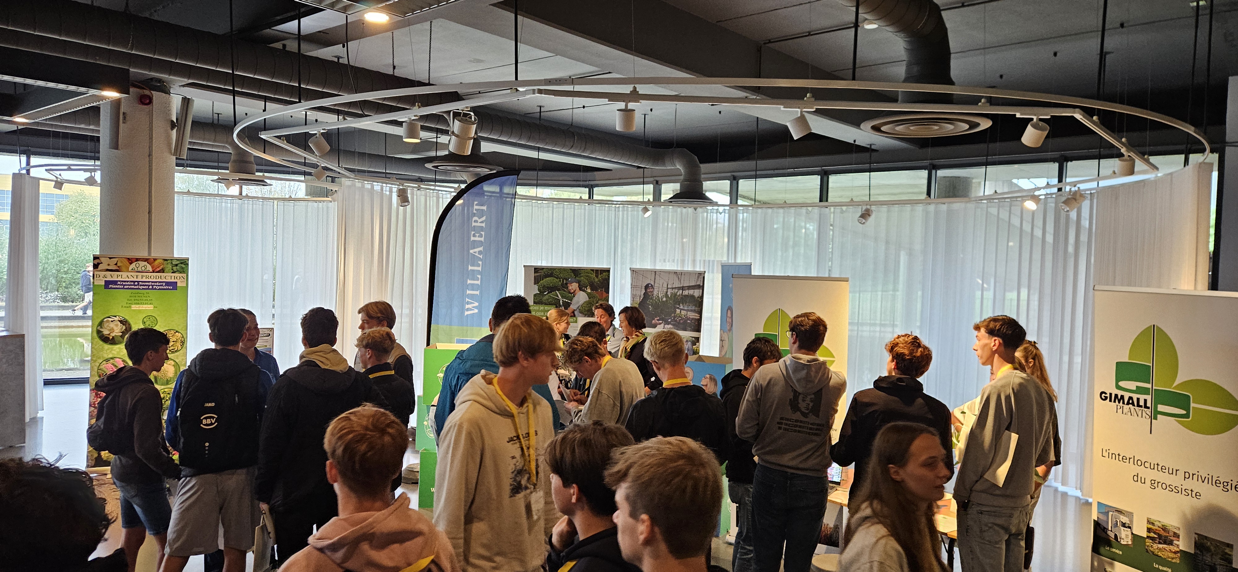 jongeren op jobbeurs
