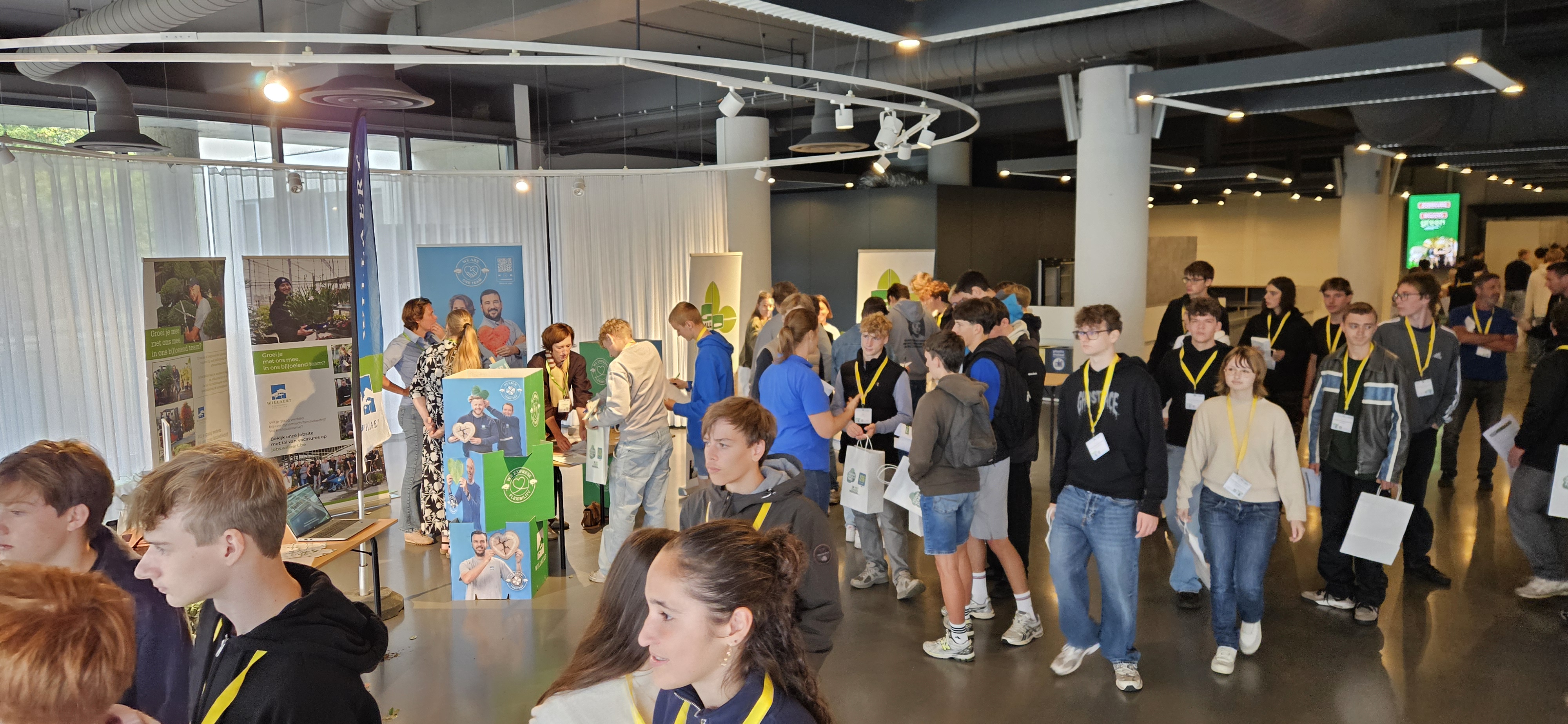 jongeren op jobbeurs