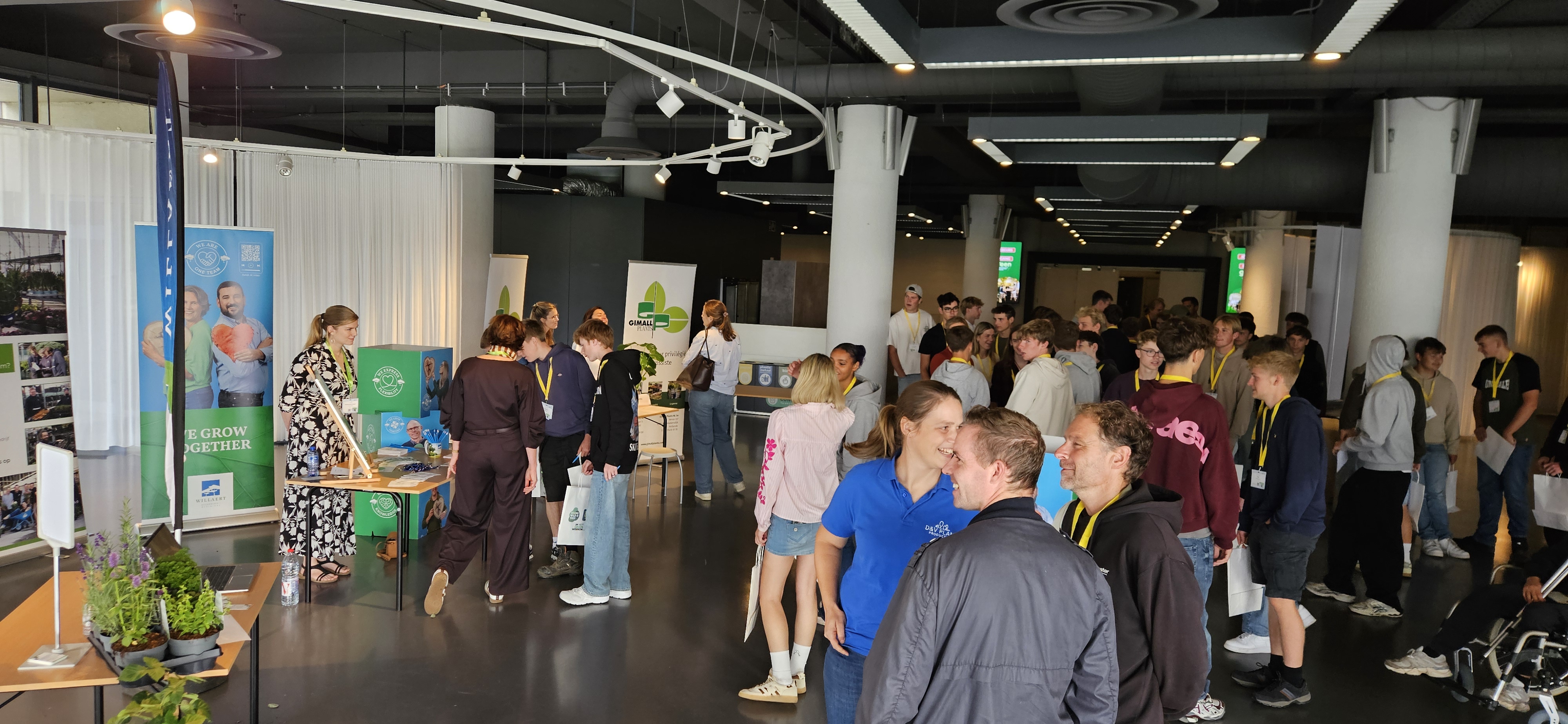 jongeren op jobbeurs