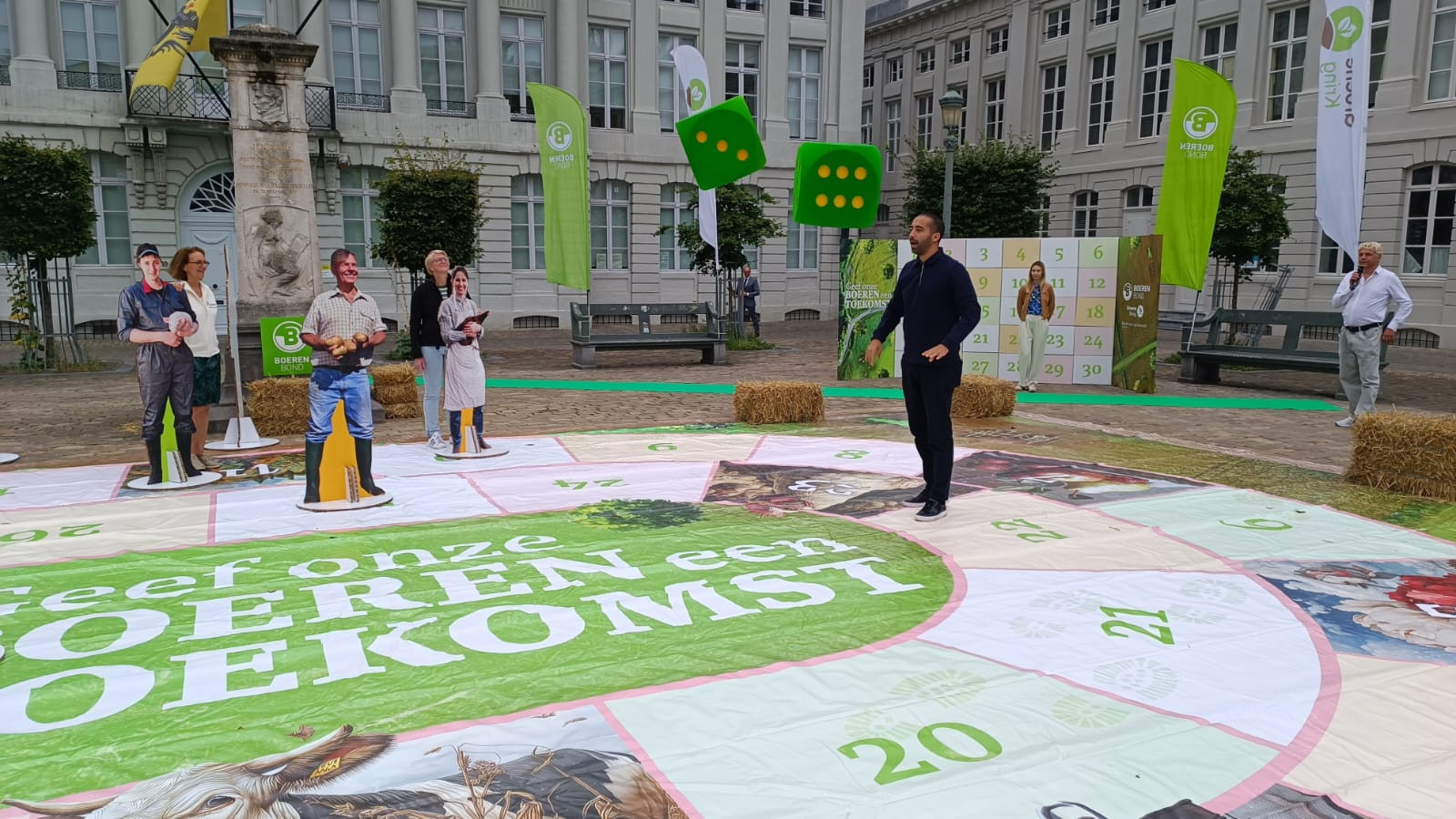 een ganzenbord met de slogan Geef boeren een toekomst op het Martelarenplein in Brussel