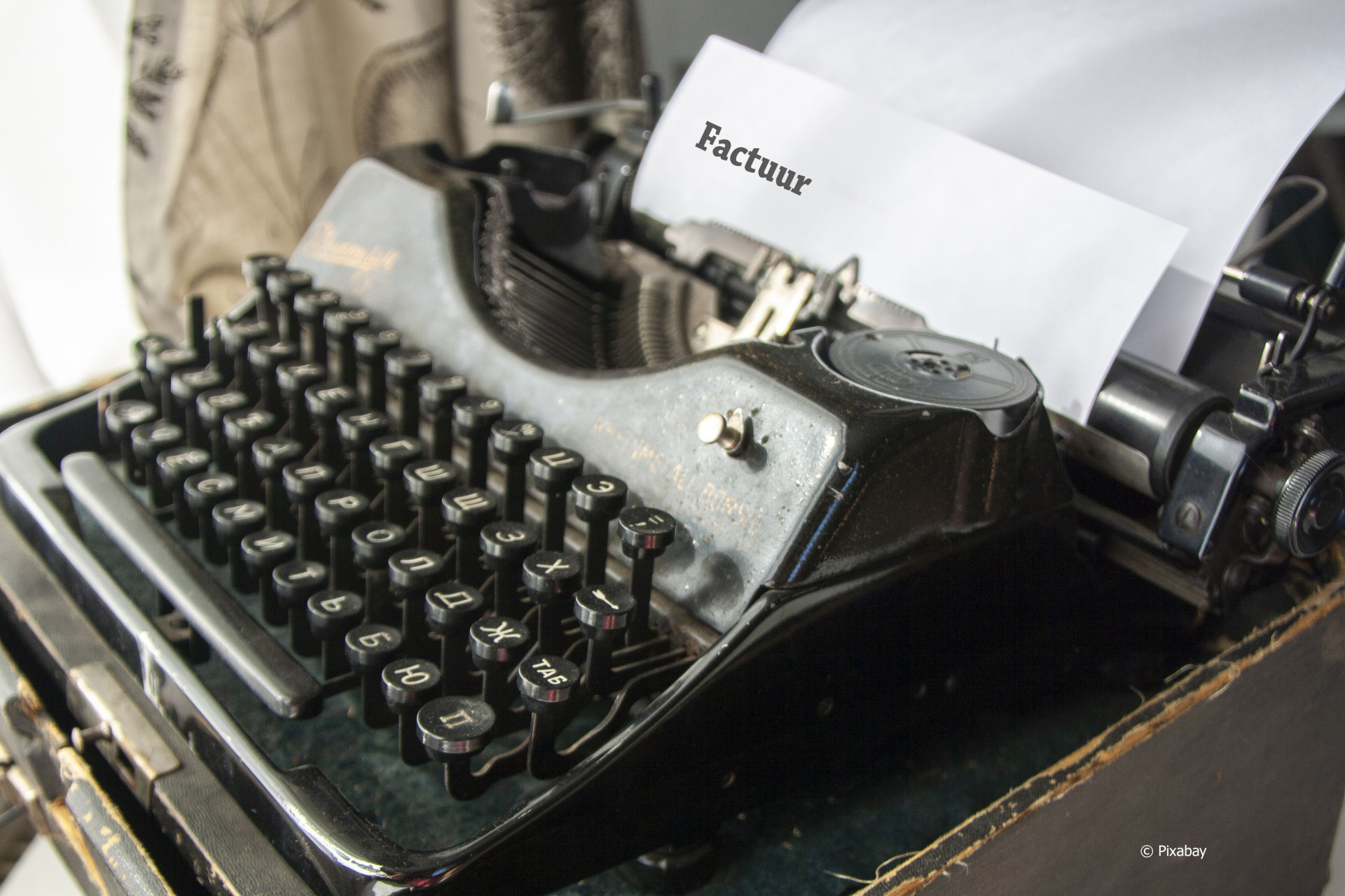 vintage typemachine met factuur