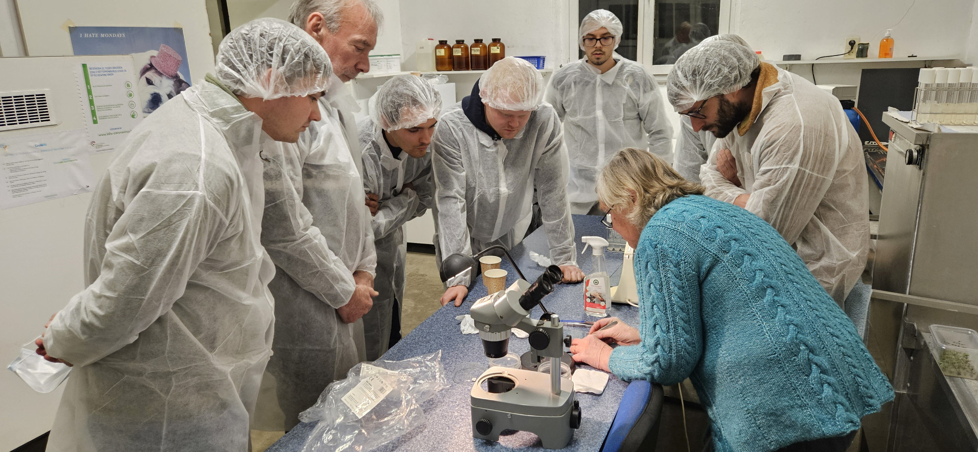 groep boomkwekers volgt demo in labo