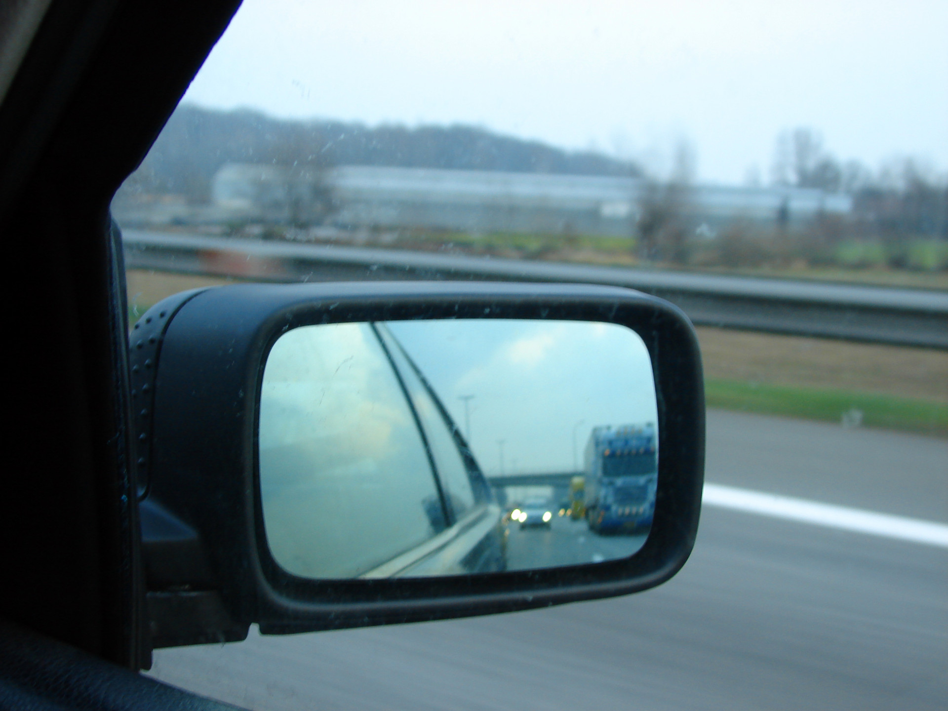 autospiegel met vrachtwagen in het beeld