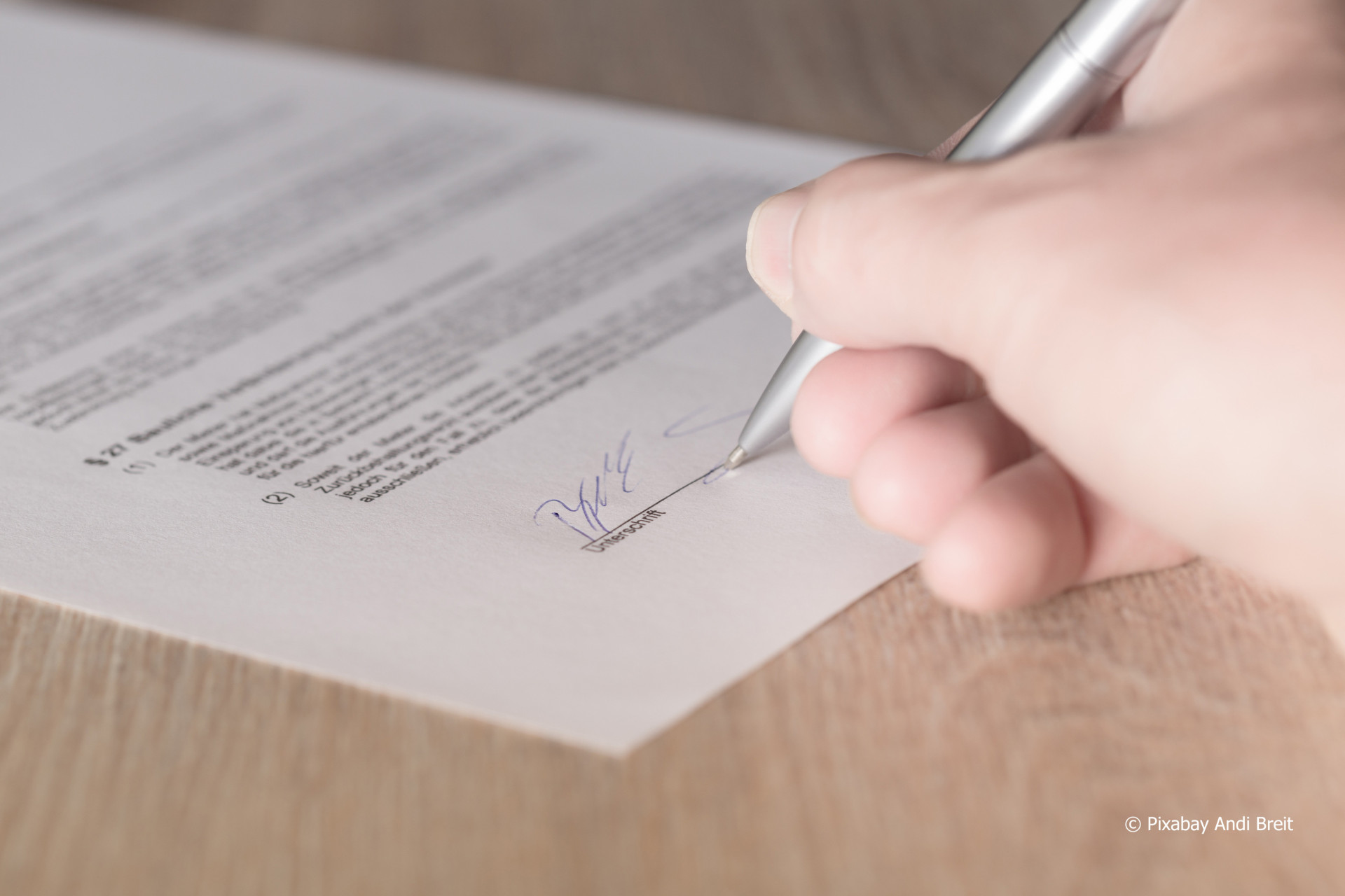 hand ondertekent een contract