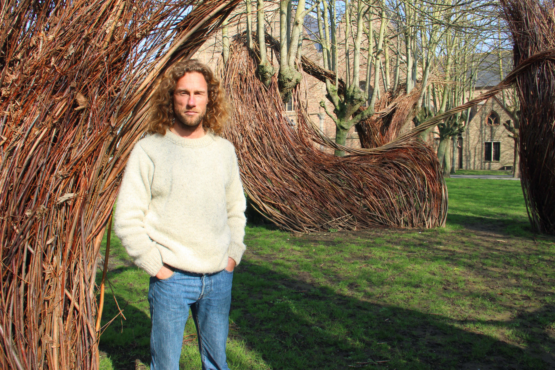 Jean Louis Muller bij een wilgensculptuur