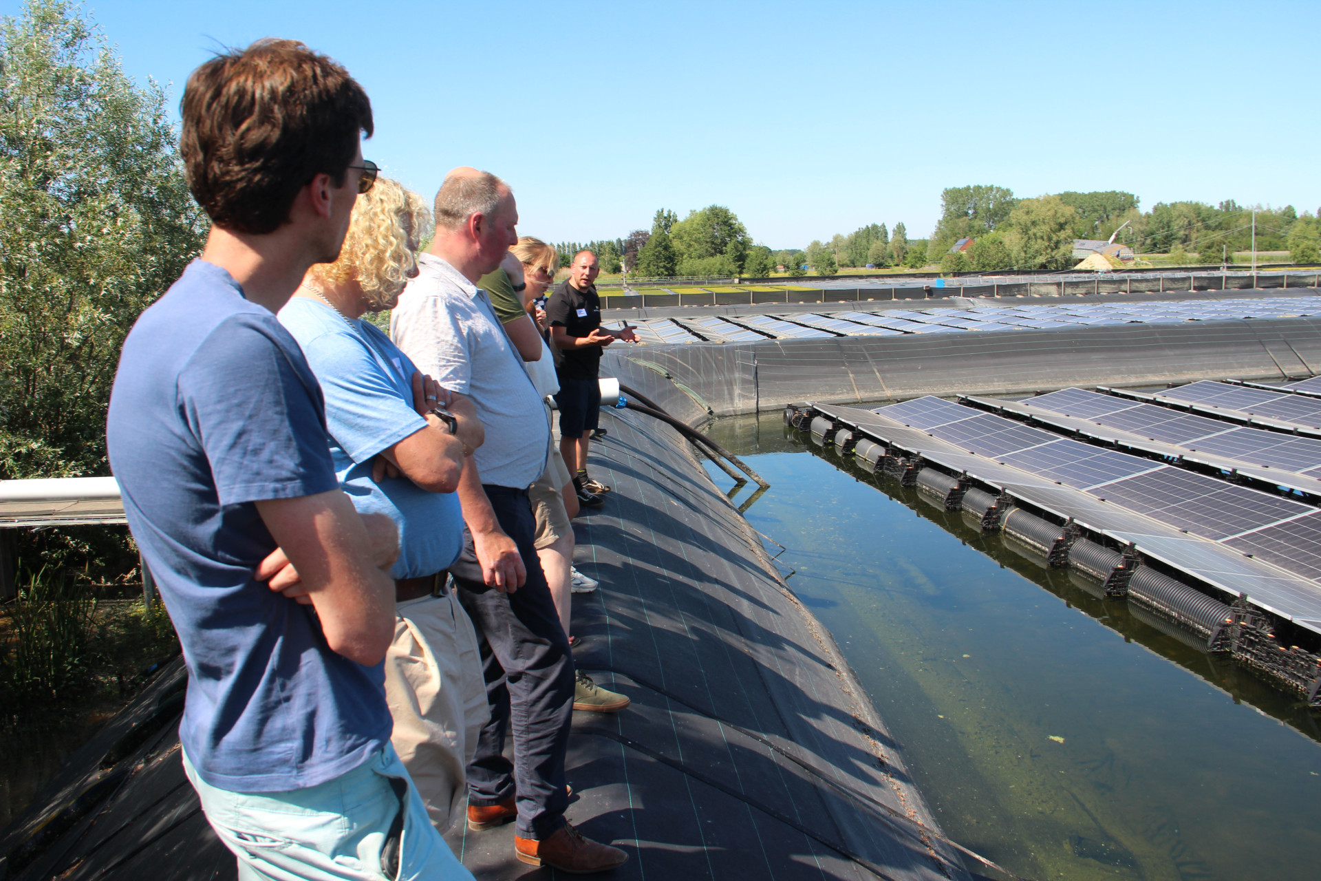 groep bij drijvende zonnepanelen