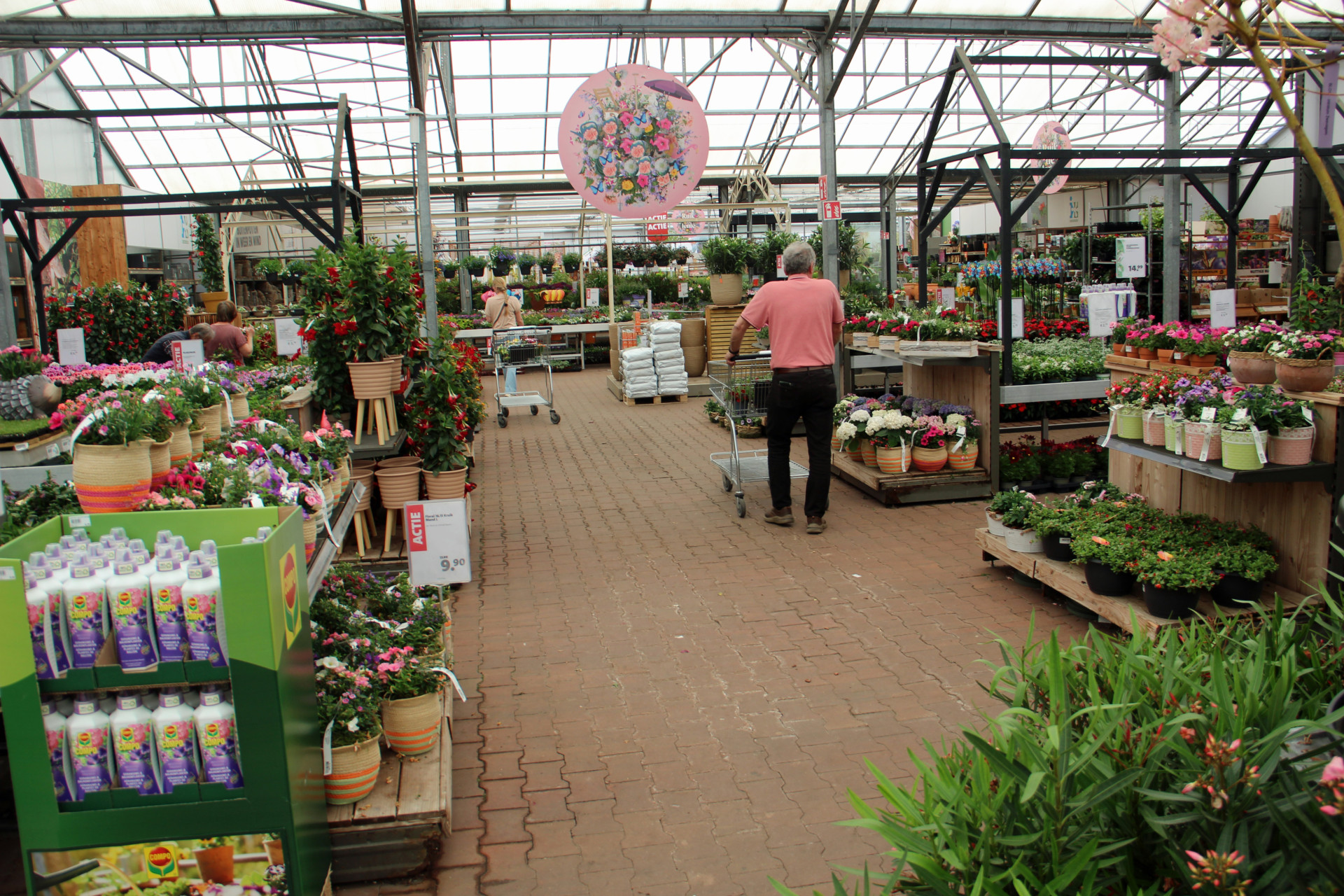 klant in tuincentrum